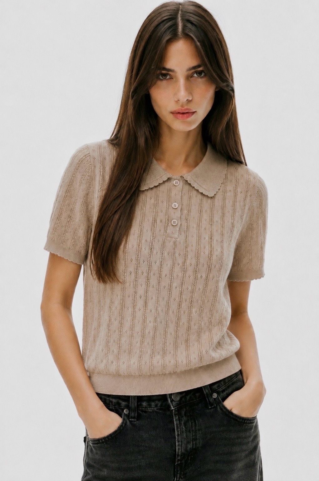 Haut beige en maille ajourée à manches courtes et col festonné, porté de face